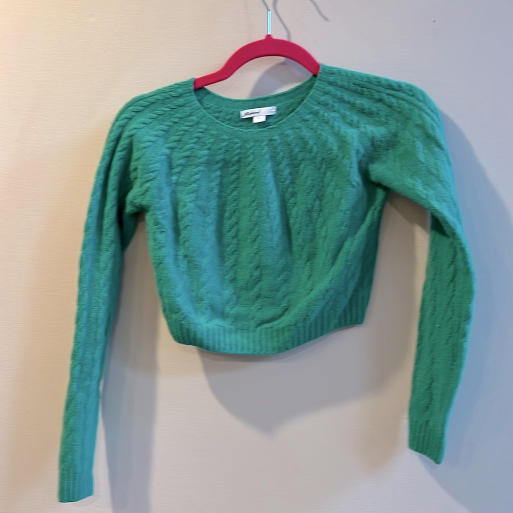 Juniors/Women’s Subdued Green cable Knit Cropped Crew Sweater One Size No Pills